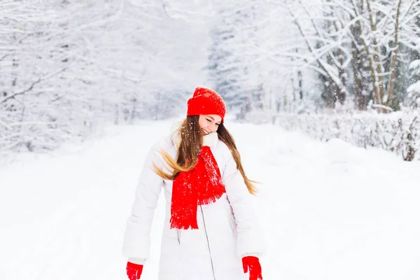 Ένα Όμορφο Κορίτσι Ένα Κομψά Χειμωνιάτικα Ρούχα Κλειστά Της Μάτια — Φωτογραφία Αρχείου