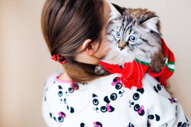 kızı tekrar fotoğraf standları ve kabarık kedi onun kollarında tutar