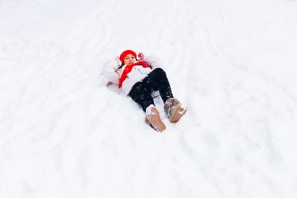 Dziewczyna Zimowe Ubrania Upadł Śliskie Śnieg Czuje Ból — Zdjęcie stockowe