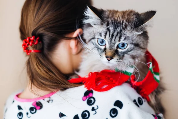 Flickan Står Tillbaka Till Kameran Och Håller Katten Famnen Katten — Stockfoto