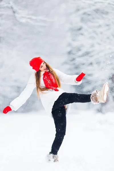 Dziewczyna Zabawy Parku Snowy Dziewczyna Kurtka Zimowa Akcesoria Rzucić Śniegu — Zdjęcie stockowe