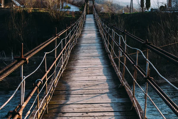 Die Hängebrücke Ist Mit Brettern Verkleidet Die Die Beiden Ufer — Stockfoto