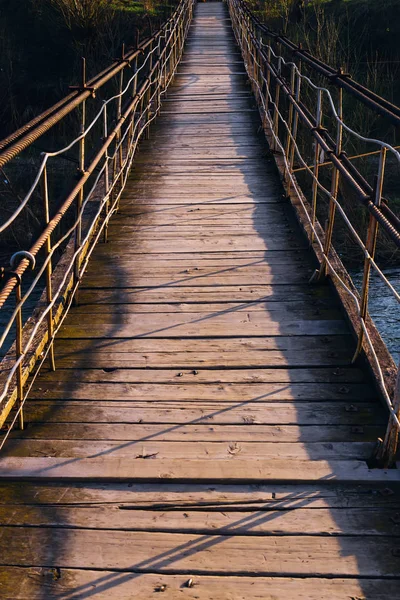 Die Hängebrücke Ist Mit Brettern Einem Schnellen Gebirgsfluss Bedeckt — Stockfoto