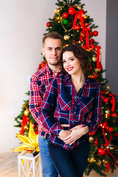 Guy Hugs His Girlfriend Waist Back Look Camera Lens Background — Stock Photo, Image