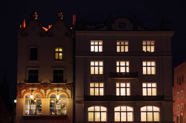 Krakow, Polonya - 18 Ocak 2018 A görünümü geceleri parlayan çok penceresi olan binanın