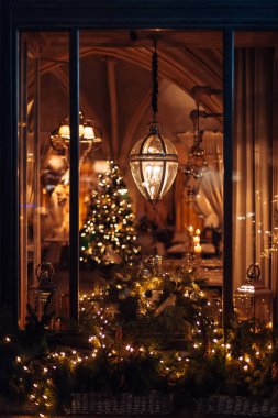 Krakow, Polonya - hangi sepet köknar ağaçlarının dalları ve pencere üzerine Restoran pencere çelenk ile dekore edilmiş 18 Jan 2018. 