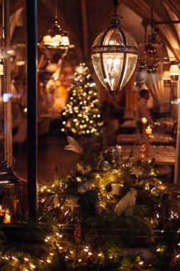 Krakow, Polonya - 18 Ocak 2018 Restoranın penceresinden muhteşem iç mekanı ve Noel ağacını görebilirsiniz..