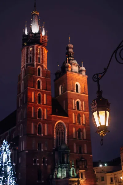 Krakow Polen Jan 2018 Kerstboom Buurt Van Een Bakstenen Gebouw — Stockfoto