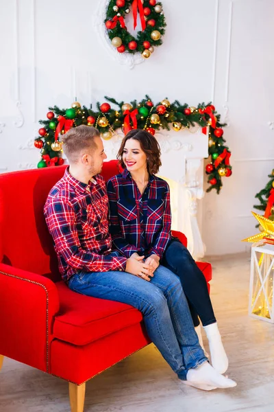 Casal Apaixonado Sentado Sofá Elegante Olhando Para Outro Uma Sala — Fotografia de Stock