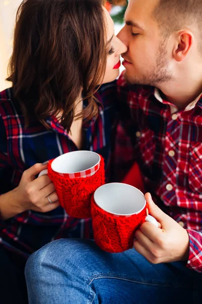 Bacio Gentile Coppia Innamorata Che Tiene Tazze Con Una Copertura — Foto Stock