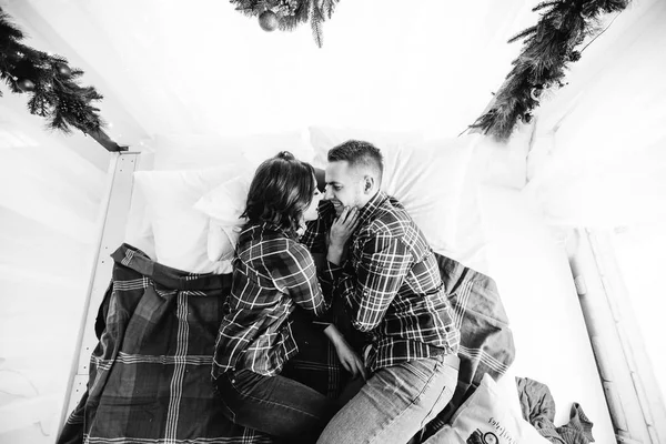 Top View Couple Who Lying Bed Christmas Decorations Want Kiss — Stock Photo, Image