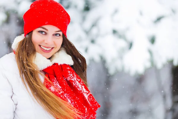 Красивая Девушка Белой Зимней Куртке Красной Шляпе Шарфом Смотрящая Объектив — стоковое фото