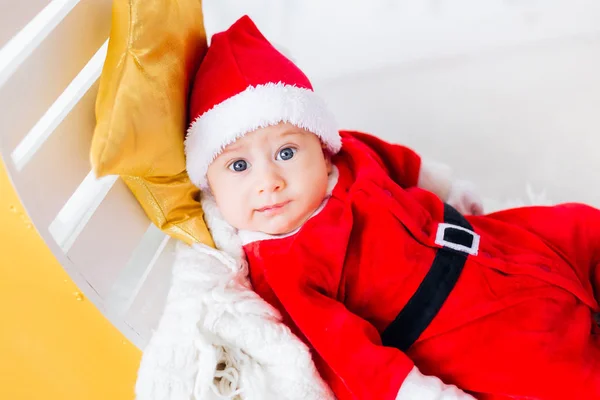 Primo Piano Bambino Costume Babbo Natale Che Guarda Nell Obiettivo — Foto Stock