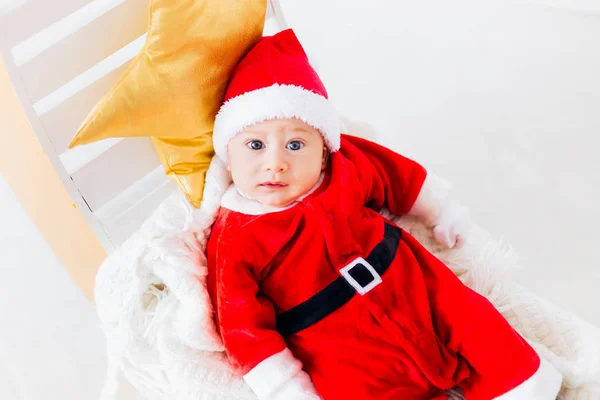 Vista Dall Alto Ragazzo Con Costume Babbo Natale Che Giace — Foto Stock