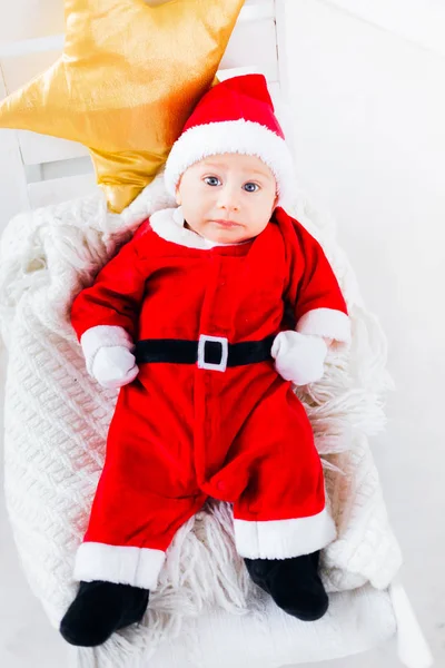 Bambino Costume Babbo Natale Sdraiato Una Coperta Cuscino Sotto Forma — Foto Stock