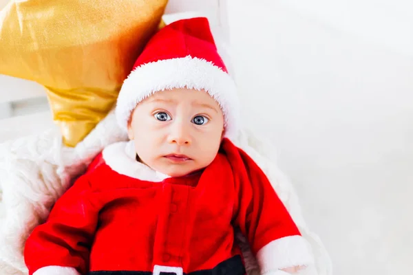 Primo Piano Bambino Con Costume Babbo Natale Sdraiato Sulla Coperta — Foto Stock