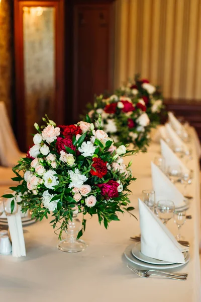 Hermosos Ramos Rosas Peonías Una Mesa Servicio Para Una Fiesta — Foto de Stock