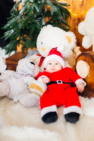 Bambino Costume Babbo Natale Sdraiato Accanto Orsacchiotto Albero Natale Guardando — Foto Stock