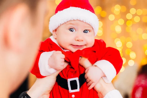 Primo Piano Bambino Costume Babbo Natale Che Guarda Obiettivo Della — Foto Stock