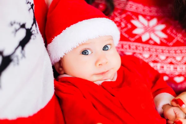 Κοντινό Πλάνο Ενός Μωρού Μπλε Μάτια Santa Κοστούμι Μεταξύ Γονέων — Φωτογραφία Αρχείου