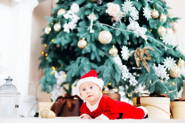 Bambino Con Costume Babbo Natale Giace Uno Stomaco Vicino All — Foto Stock