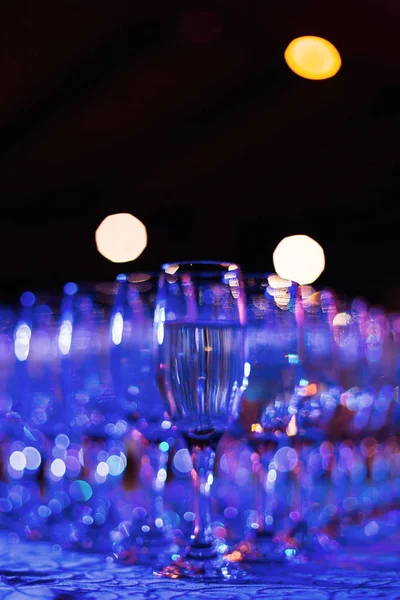 Primo Piano Bicchiere Trasparente Champagne Sullo Sfondo Altri Bicchieri Sfocati — Foto Stock
