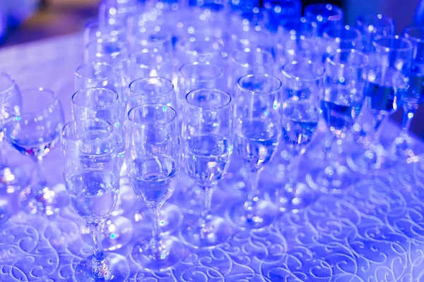 Elegante Glazen Alcohol Vorm Van Een Driehoek Een Tafel Met — Stockfoto