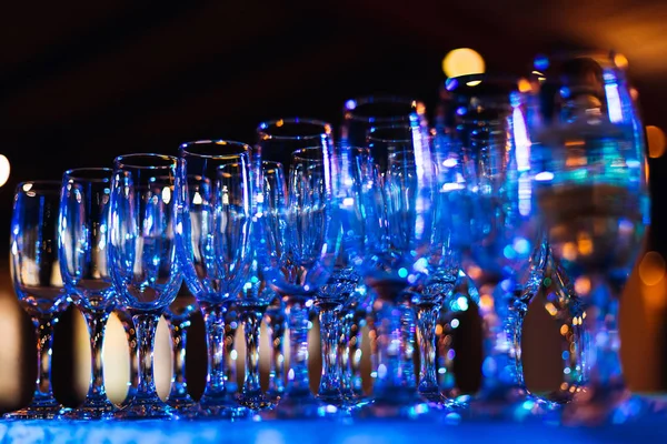 Een Close Van Glazen Alcohol Tafel Een Blauw Licht Schijnt — Stockfoto