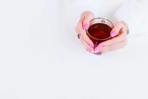 Fille Avec Les Mains Soignées Tient Une Tasse Thé Chaud — Photo