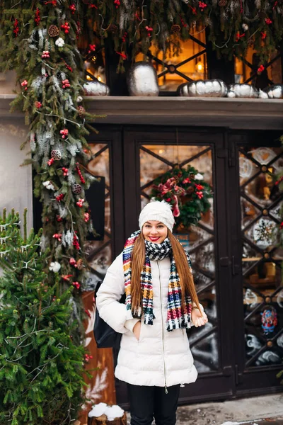 Kış Elbiseleri Noel Süsleri Yakınındaki Kız Kamera Lens Görünüyor — Stok fotoğraf