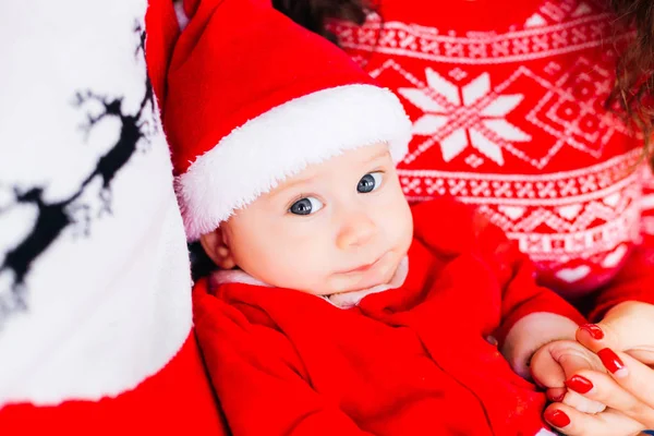 Primo Piano Bambino Costume Babbo Natale Tra Genitori Che Guarda — Foto Stock
