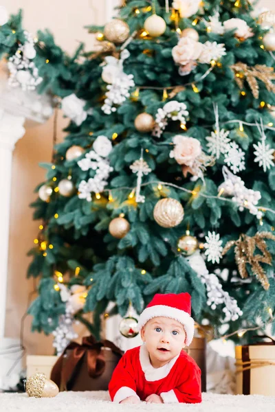 Bambino Costume Babbo Natale Sdraiato Sul Suo Stomaco Sullo Sfondo — Foto Stock