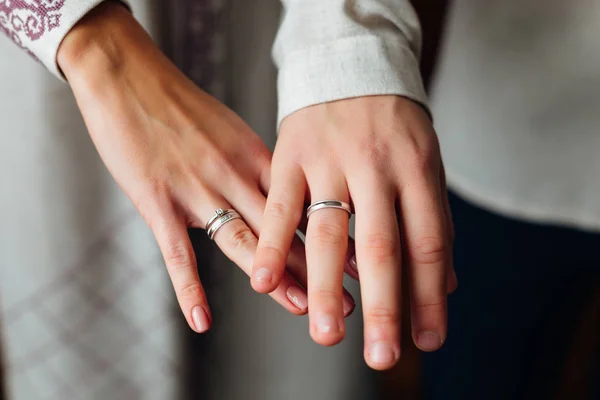 Close Mãos Recém Casados Seus Dedos Que Anéis Casamento Metal — Fotografia de Stock