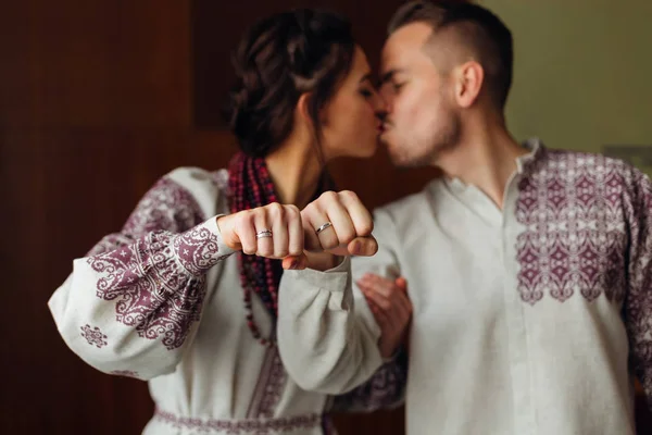 Les Jeunes Mariés Vêtements Brodés Embrassent Montrent Les Mains Sur — Photo