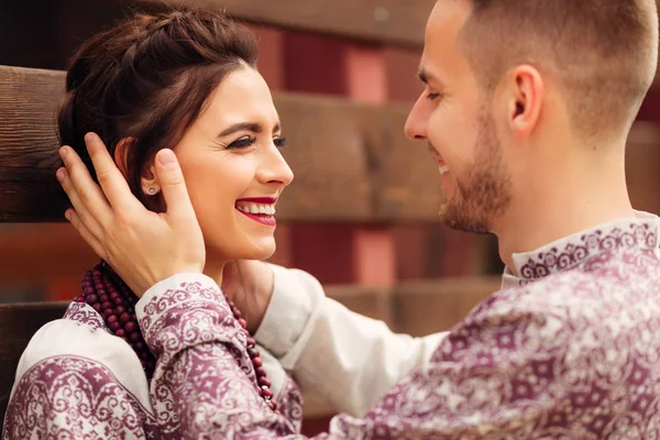 Novio Con Una Barba Elegante Abraza Novia Por Cabeza Ríen — Foto de Stock