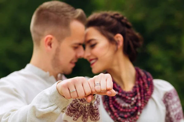 Novomanželé Naklonil Hlavu Usmála Popředí Ruce Jsou Novomanželé Snubní Prsteny — Stock fotografie