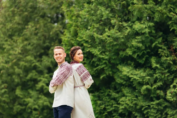 穿着节日服装的新婚夫妇靠在一起 在镜头里可爱地笑着 — 图库照片