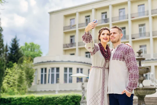 Recém Casados Roupas Bordadas Estão Fundo Edifício Noiva Segura Telefone — Fotografia de Stock