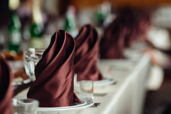 带有美丽的棕色餐巾 餐具和盘子的婚礼桌的特写 — 图库照片