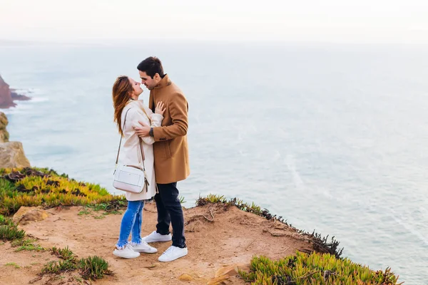 Couple Amoureux Sur Rivage Océan Tiennent Face Face Veulent Embrasser — Photo