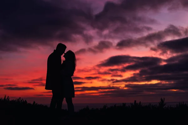 日落在巴厘岛 印度尼西亚 情侣接吻 — 图库照片