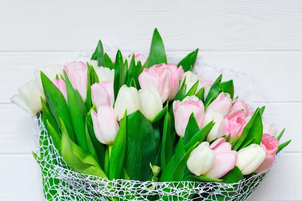 Букет Тюльпанов Перед Весенней Сценой — стоковое фото
