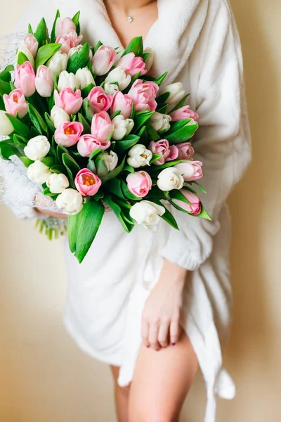 Young Girl Beautiful Legs White Dressing Gown Large Bouquet Pink — Stock Photo, Image