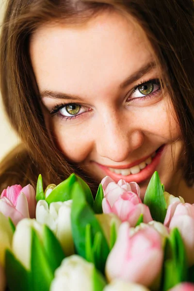 Retrato Cerca Una Mujer Bonita Con Flores Cerca Cara Belleza — Foto de Stock
