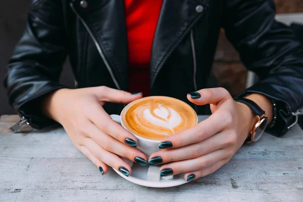 Girl Hands Freckles Cup Coffee Hot Coffee Foam Which Picture — Stock Photo, Image