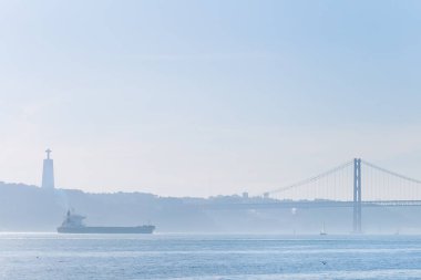 Lizbon Portekiz - Nehir Tagus ve geminin siluetleri üzerinde 20 Ocak hafif sis, köprü ve karşı banka