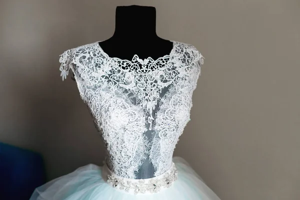 Närbild Toppen Brudklänning Utan Ärmar Vacker Spets Och Bälte Med — Stockfoto