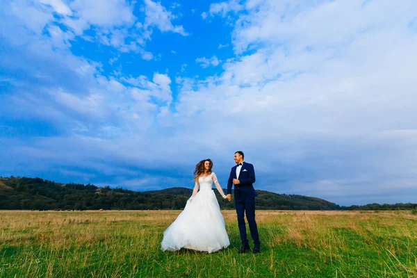 wedding couple in field