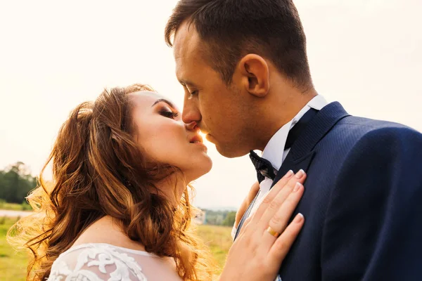 Beijos Suaves Pôr Sol Concepção Casamento — Fotografia de Stock