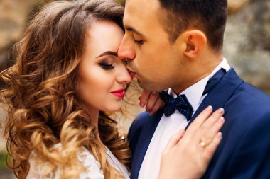 Papyon adam gelinini burun öper. sıcak tonları